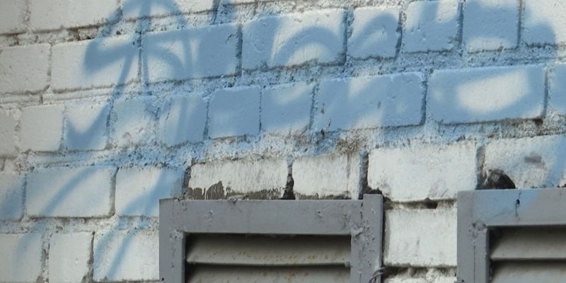 В Северодонецке девушка-подросток расписывала стены рекламой наркотиков