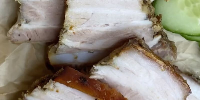 Свиная подбрюшина в рукаве: рецепт сытного мясного блюда на Пасху
