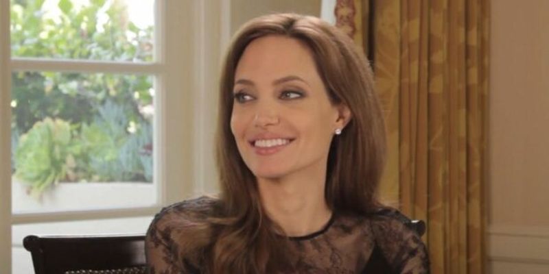Анджелина Джоли озадачила неловким видом в растянутом свитере и юбке в пол: кадры с прогулки