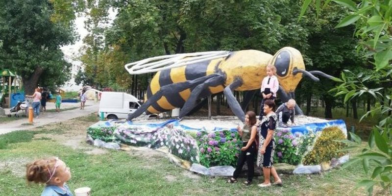 Ющенко оцінить: у Запоріжжі встановили пам'ятник гігантській бджолі