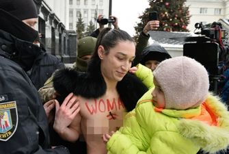 Гола активістка Femen з дитиною на руках протестувала під офісом Зеленського