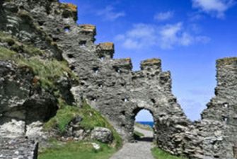 Легендарний замок короля Артура може повалитися в море
