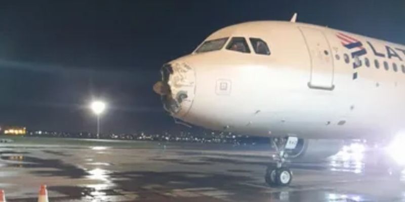 В Парагвае пассажирский самолет в полете потерял двигатель