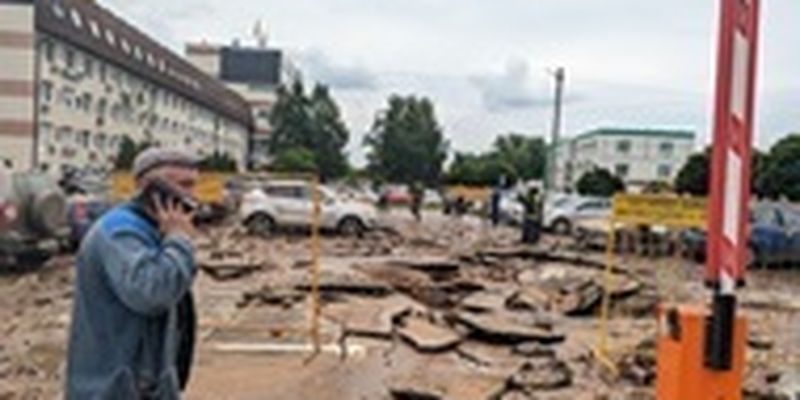 В Твери из-за порыва трубопровода повреждено почти 20 машин