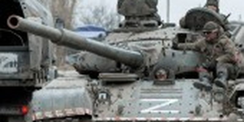 У Дніпропетровській області танк окупантів обстріляв у полі українські комбайни