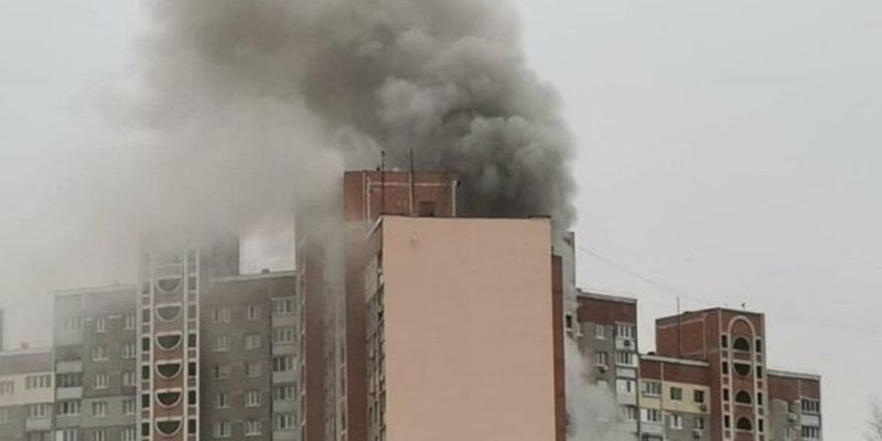Огонь охватил 16-этажку в Киеве, идет массовая эвакуация людей: кадры ЧП