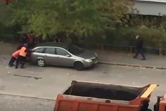 "Коробка покинула чат": в сети показали на видео "борьбу" дорожников с припаркованным авто