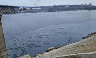 Из-за попадания в ДнепроГЭС произошла масштабная утечка нефтепродуктов в Днепр: заявление экоинспекции