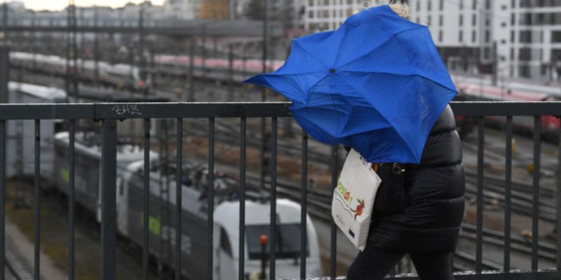 В Киеве объявили штормовое предупреждение: на столицу идет ураганный ветер