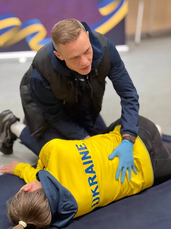 Favbet Foundation та FAST навчають рятувати життя: новий етап тренінгів для учнів спортивного ліцею - Фото 1