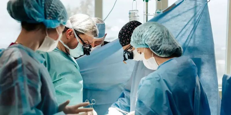 В Украине впервые удалили злокачественную опухоль сердца, вытащив ее из грудной клетки