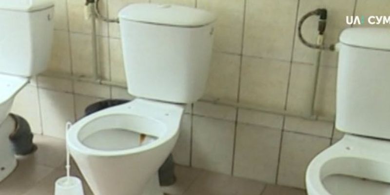 Без дверей и перегородок: в училище оборудовали самый «откровенный» туалет