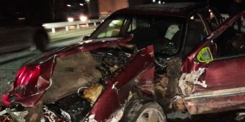 В Киевской области пьяный водитель на Opel Vectra влетел в отбойник: в автомобиле был 5-летний ребенок
