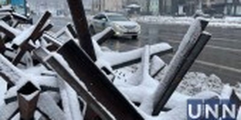 Київ засипає снігом: на дорогах, мостах і тротуарах працює спецтехніка