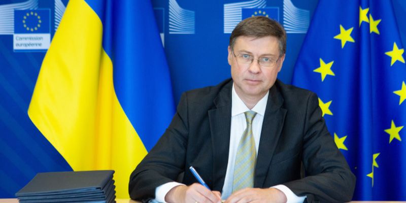 В следующем году ЕС будет оказывать помощь Украине регулярными траншами - Домбровскис