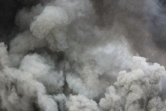 Масштабный пожар охватил рынок: все в черном дыму, первые кадры огненного ЧП