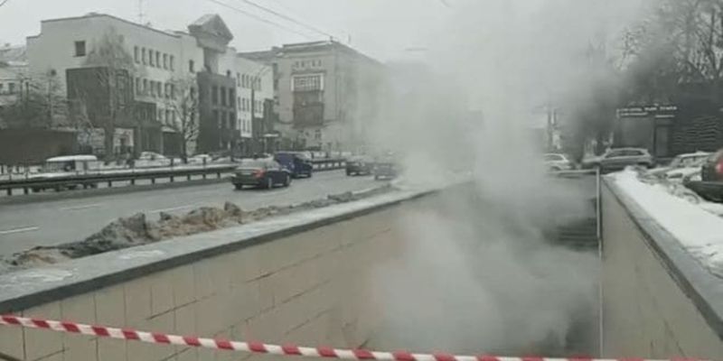 На столичной Шулявке затопило кипятком подземный переход