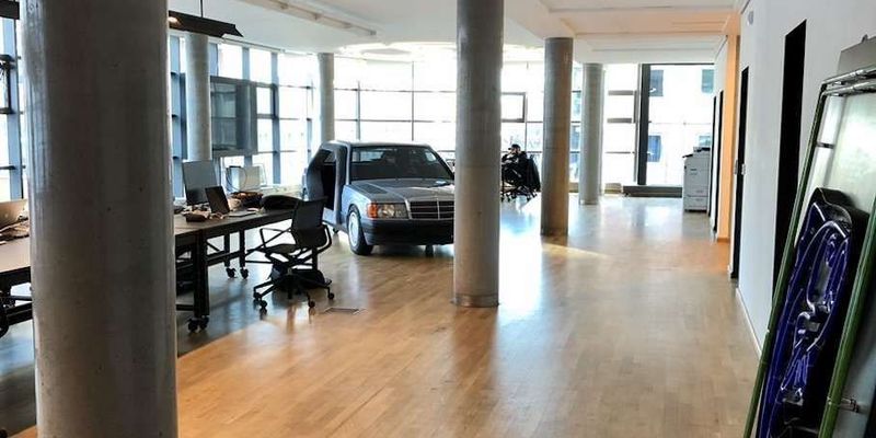 Старому Mercedes 190 нашли очень необычное применение в офисе