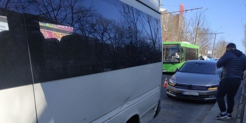 В центре Николаева маршрутка столкнулась с Volkswagen