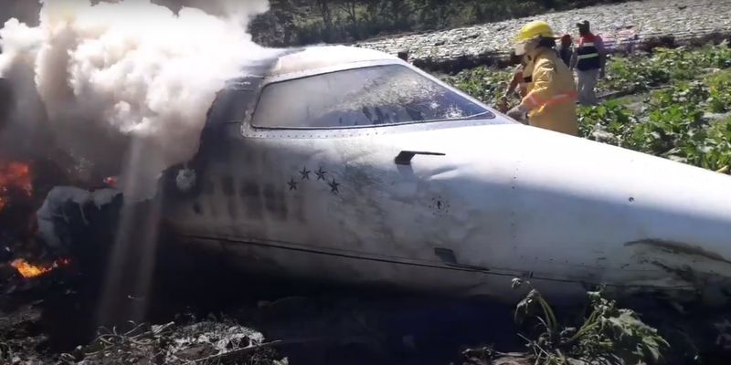 В Мексике разбился военный самолет: все подробности и кадры