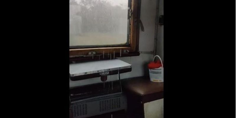 Пассажиры поезда Апостолово – Херсон сняли на ВИДЕО ливень внутри вагона