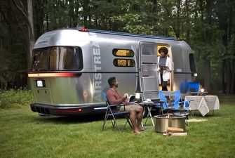 Сонячні панелі та мотор-колеса: Airstream створила електричний «будинок на колесах» на пульті