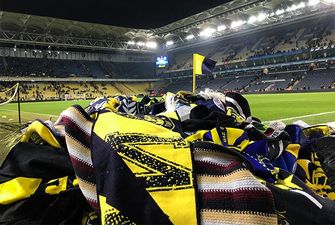 Закидали шарфами і шапками: турецькі фанати провели оригінальну акцію