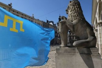 Возле львовской Ратуши подняли крымскотатарский флаг