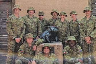 З'явились милі фото австралійських військових, які годують врятованих коал