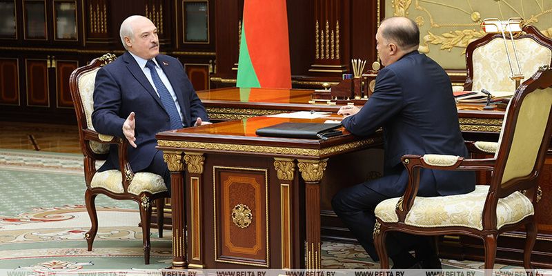 Лукашенко поручил начать подготовку к обороне государства по нормам военного времени