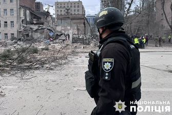 Российская ракета разрушила учебное заведение, обломки упали в четырех районах Киева: фото