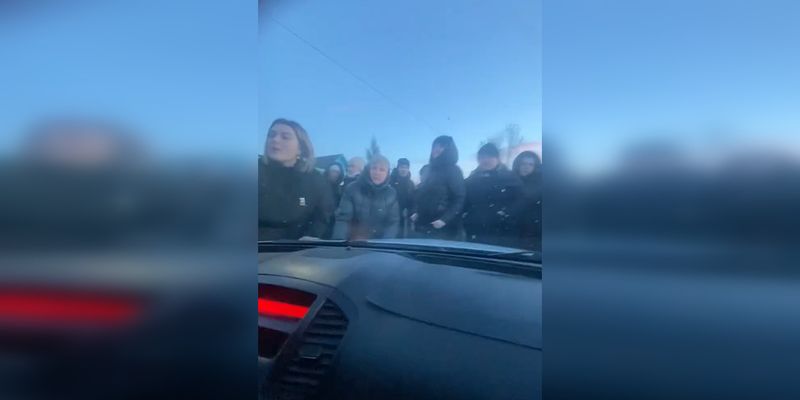 "Надо наказать": офицер ВСУ отреагировал на избиение женщины и ребенка в Космаче