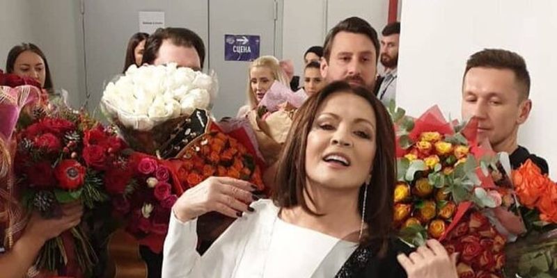 В шикарном брючном костюме: заметно помолодевшая Ротару все же выступила на «Песне года» в Москве