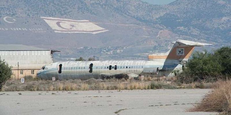 Вже ніхто нікуди не летить. Апокаліптичні фото покинутого аеропорту на Кіпрі