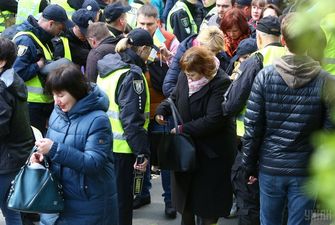 У центрі Києва правоохоронці надали допомогу чоловіку, у якого стався серцевий напад