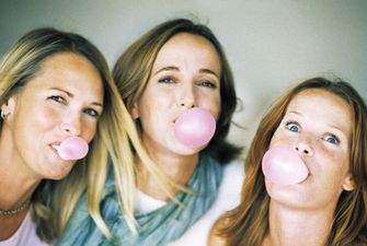 Кто придумал жевательную резинку: история bubble gum с древних времен до наших дней