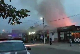 В Киеве загорелся ресторан и павильоны