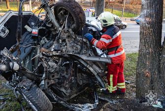 В Киеве произошло жуткое ДТП: авто смяло, водителя пришлось оттуда вырезать