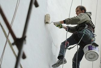 Пенсіонер перерізав мотузки альпіністам, які працювали на фасаді будинку: "Вб'ю і скину"