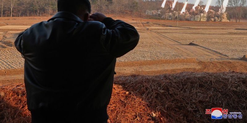 Ким Чен Ын поруководил стрельбами из сверхбольших РСЗО: атаковали крошечный островок, фото