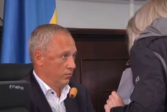В Черновцах неадекватная женщина с матами и кулаками напала на мэра во время заседания