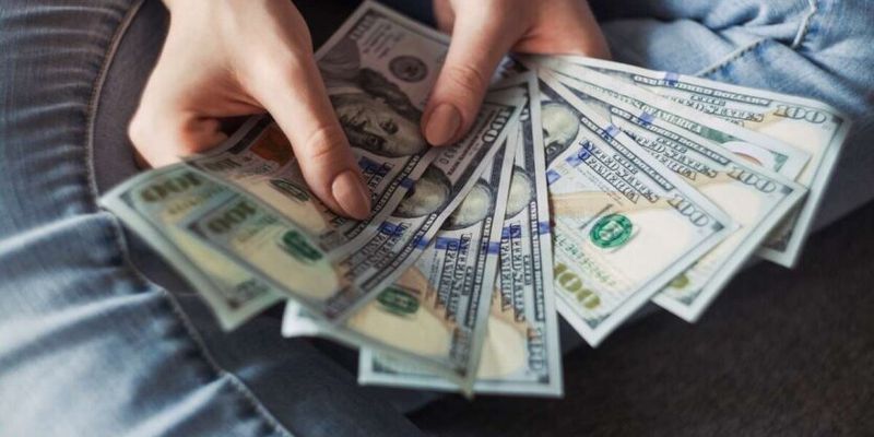 Від 37,60 гривень: Приват, Ощад та ПУМБ оновили курс долара та євро на вихідних
