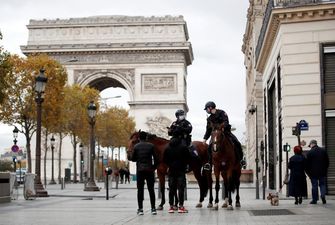 Франция на месяц вводит жесткий карантин по всей стране
