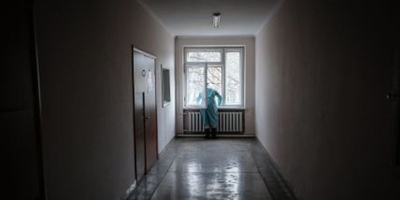 Коронавірус продовжує бити рекорди смертей: за добу в Україні померло майже 550 людей