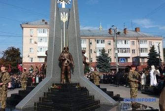 В Житомире открыли памятник защитникам Украины