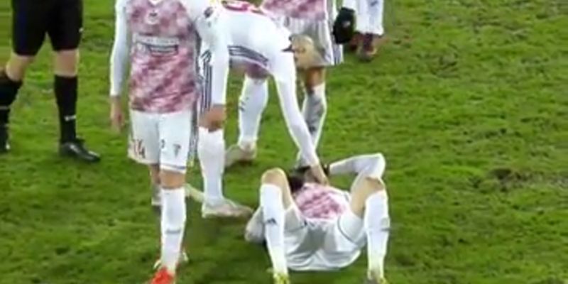Свисток арбитра спас футболиста от "смертельных мучений" - опубликовано видео