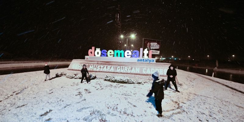 Впервые с 1993 года: фото и видео снегопада на популярном турецком курорте