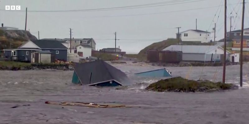 Дома смывает в море: Канаду накрыл мощный шторм Фиона