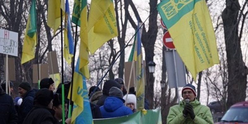 Активисты пришли к дому Зеленского, требуя не допустить принятия закона об открытии рынка земли