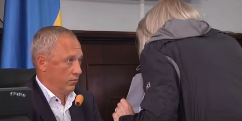 В Черновцах неадекватная женщина с матами и кулаками напала на мэра во время заседания